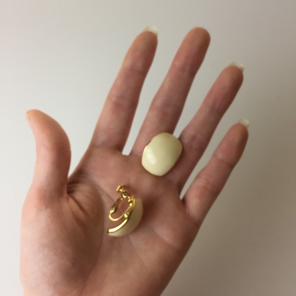 Vintage Napier Cream & Gold Tone Clip On Earrings - Picture 7 of 8